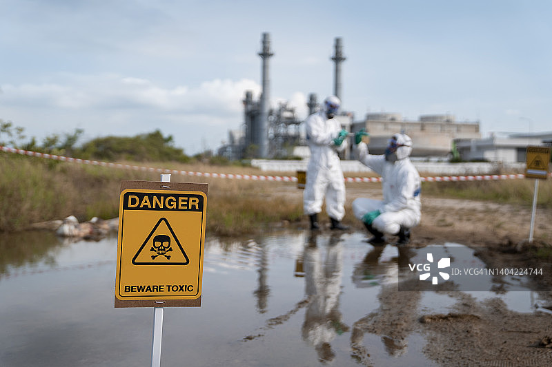 检查员测试水以评估工业场所的污染图片素材