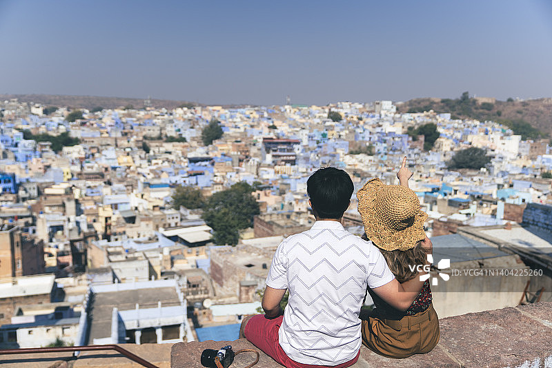 年轻夫妇在印度拉贾斯坦邦焦特布尔蓝色之城放松身心图片素材