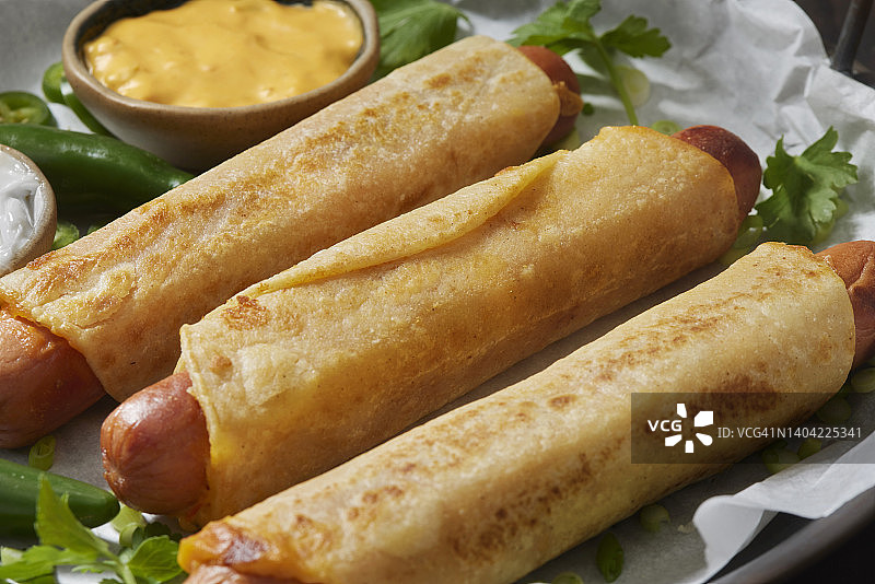 塔可热狗配辣味芝士酱图片素材