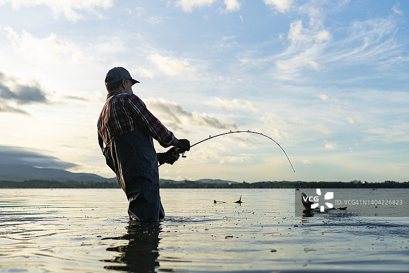 在湖里钓鱼图片素材