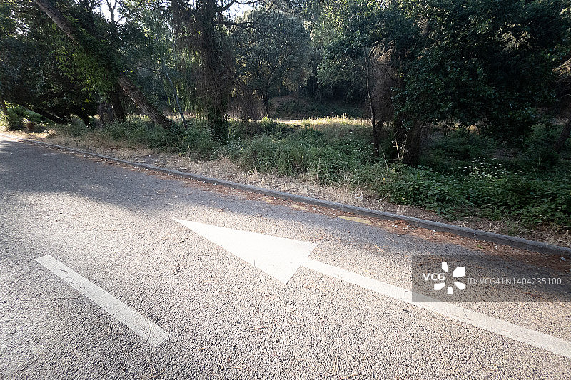 绘制在街道上的箭头图片素材