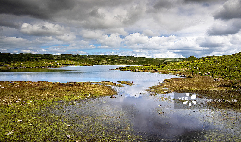 泰菲河源头：斯特拉塔佛罗里达附近的坎布里安山脉泰菲水池地区的泰菲湖图片素材