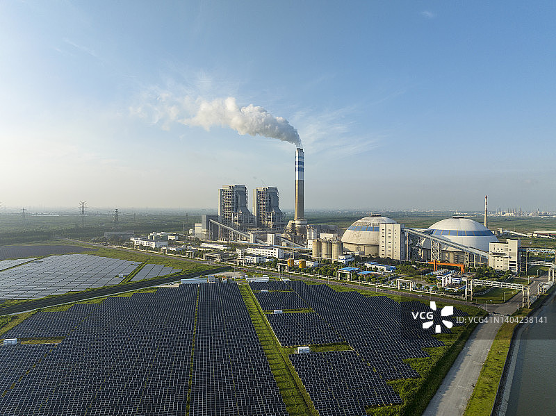 鸟瞰火力发电站和太阳能发电站图片素材