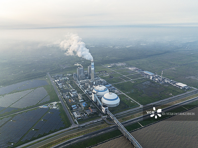 鸟瞰火力发电站和太阳能发电站图片素材