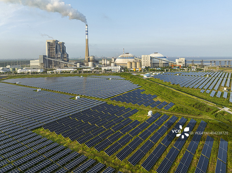 鸟瞰火力发电站和太阳能发电站图片素材