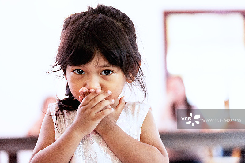 玩耍的年轻女孩图片素材