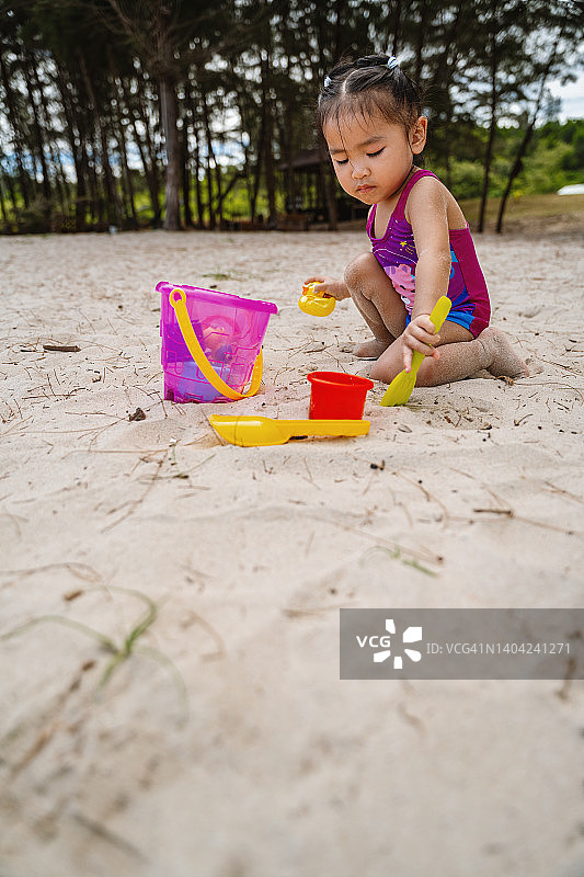 幼儿女孩走在沙滩上走向大海图片素材
