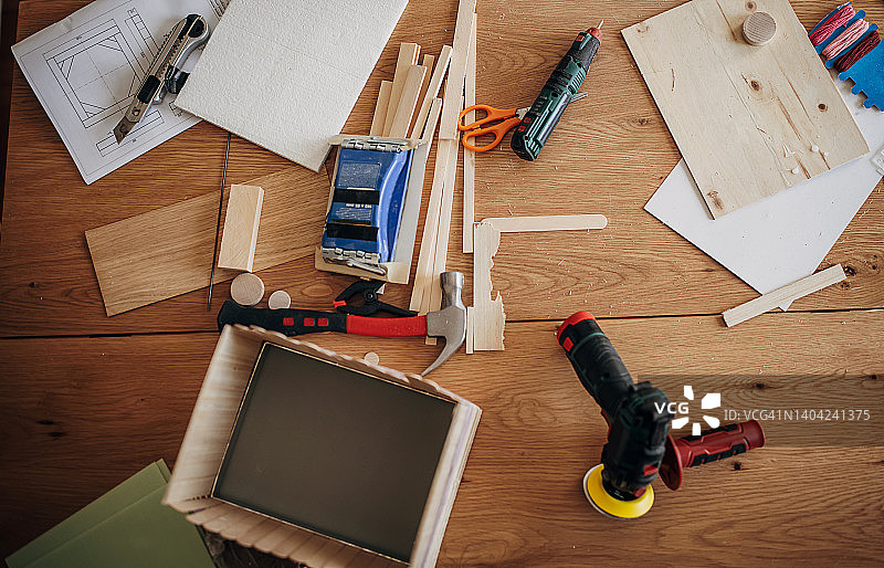 车间桌子上的工作工具图片素材