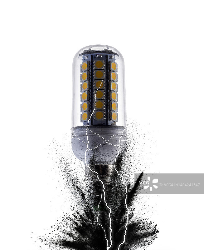 白色背景上的低功率LED灯泡爆炸和放电特写图片素材