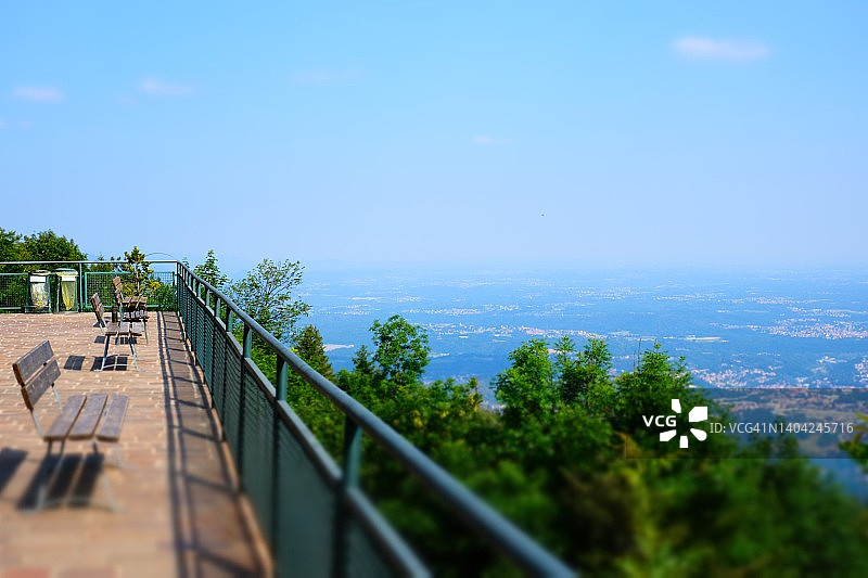 高处方形山间小屋图片素材