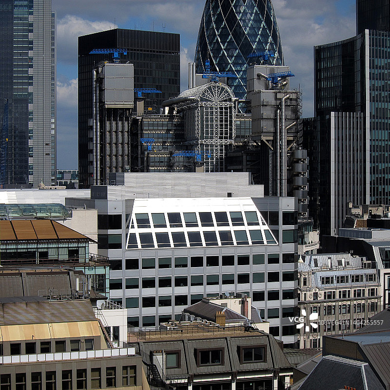 伦敦密集城市景观中的办公大楼图片素材