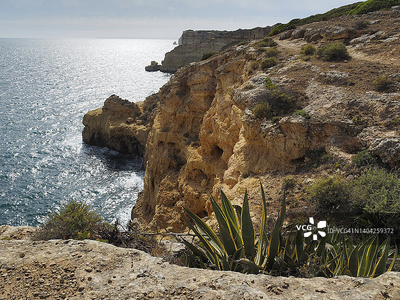 葡萄牙阿尔加维卡武埃鲁城堡海滩岩石海岸线图片素材