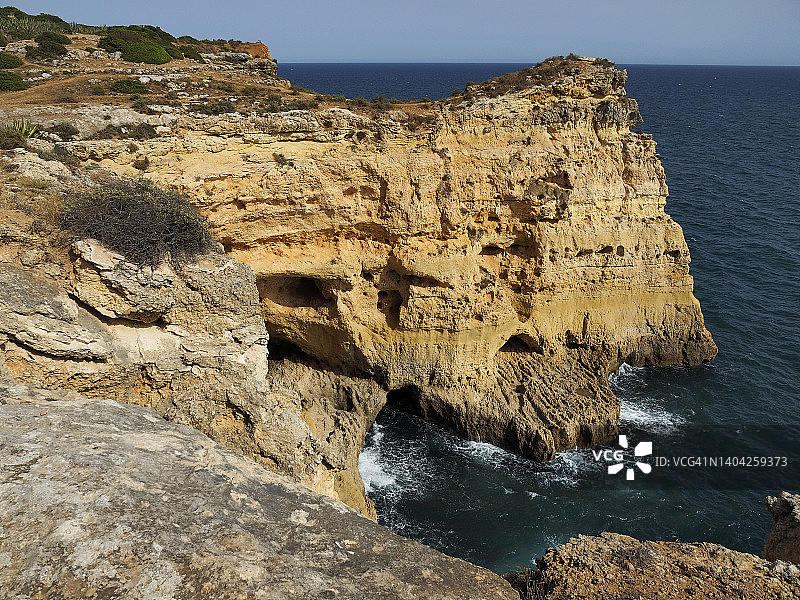 葡萄牙阿尔加维卡武埃鲁城堡海滩岩石海岸线图片素材