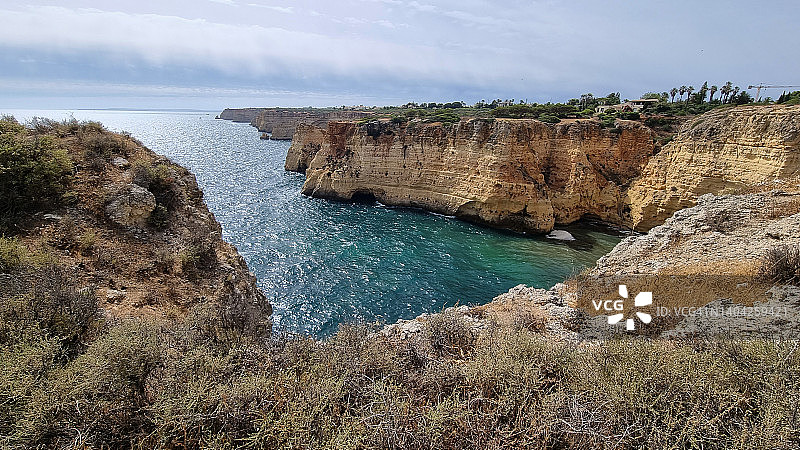 葡萄牙阿尔加维卡武埃鲁城堡海滩的岩石海岸线全景图片素材