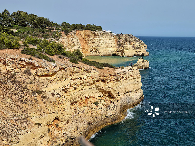 葡萄牙阿尔加维卡武埃鲁城堡海滩岩石海岸线图片素材