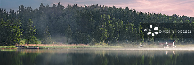 芬兰图尔库群岛海景木制码头和船只图片素材