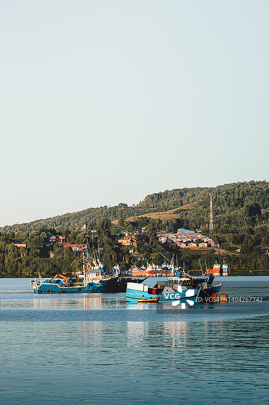 智利奇洛埃岛海湾的手工渔船图片素材