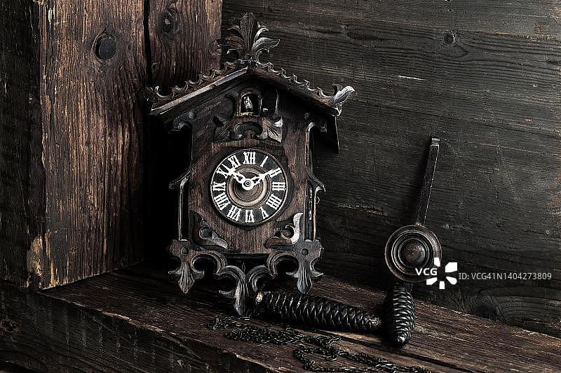 德国巴登-符腾堡黑森林古董布谷鸟钟图片素材