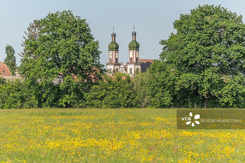 阿尔萨斯中部的埃伯斯明斯特修道院春景图片素材