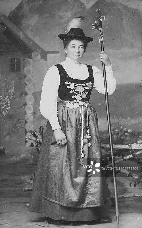 巴伐利亚女人传统服饰查里瓦里项链老照片图片素材