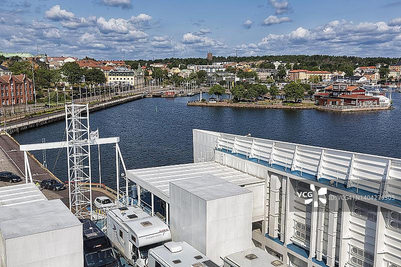 从上方俯瞰前往哥特兰岛的渡轮和奥斯卡港镇，位于瑞典卡尔马省图片素材