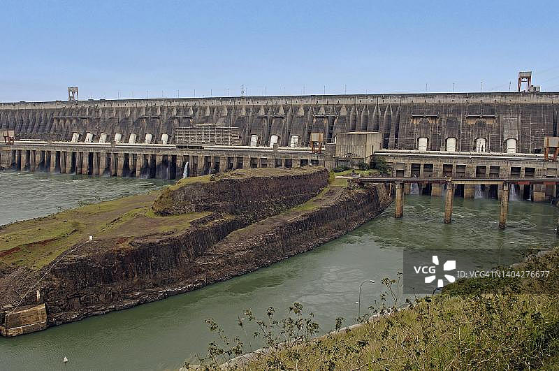 巴西伊泰普水电站水坝及涡轮机进水口，世界第二大水电站图片素材