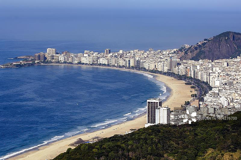 从巴西糖面包山俯瞰里约热内卢科帕卡巴纳海滩图片素材
