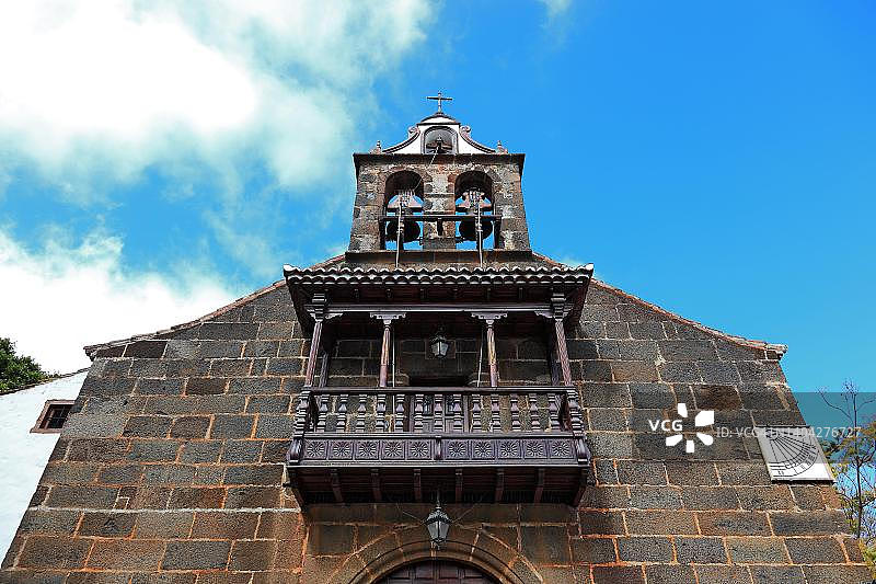 西班牙拉帕尔马岛圣克鲁斯镇附近的冰雪圣母圣殿图片素材