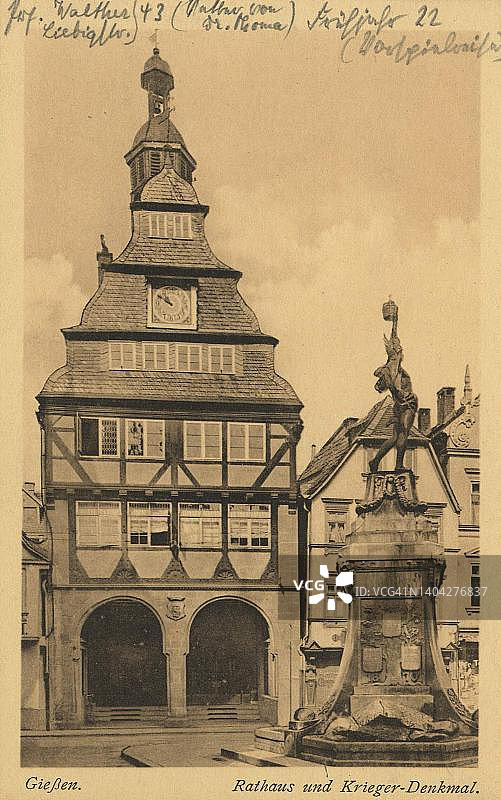 吉森市政厅和战争纪念馆（德国黑森州，约1910年，公共领域明信片的数字复制品）图片素材