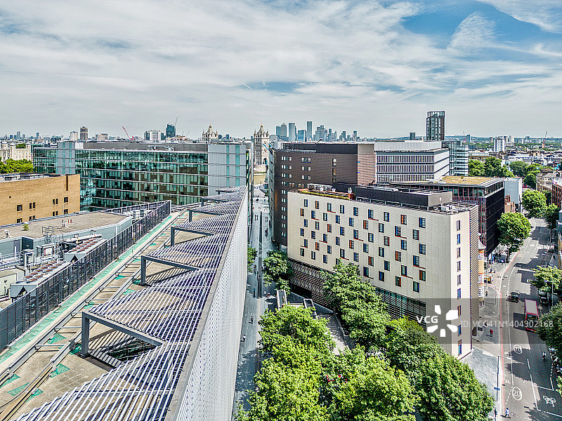 现代建筑之间的伦敦塔桥图片素材