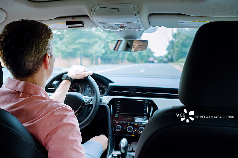 男人开车的车内后视图片素材