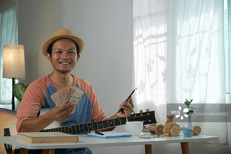 音乐家兼作曲家获得贷款资金后，对业务扩展感到非常满意图片素材