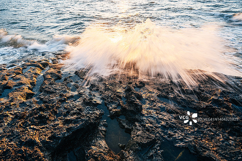 拍打礁石的波浪图片素材
