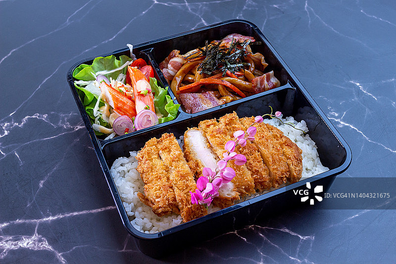 传统日式美食便当盒与筷子图片素材