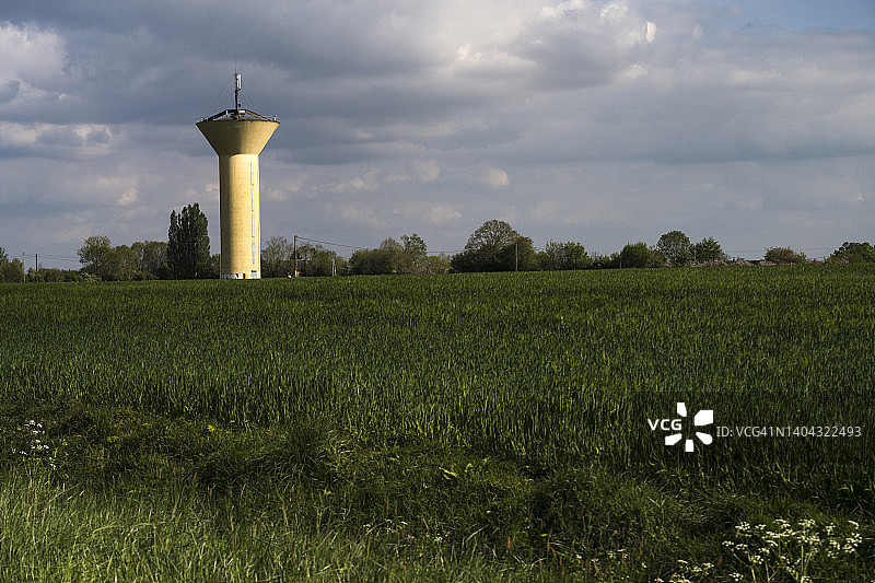 法国的水塔和农田图片素材