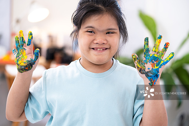 女艺术家与自闭症女孩：专业心理咨询师在办公室工作场景图片素材