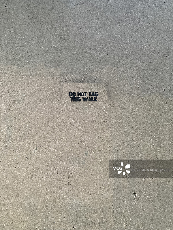 白色墙壁上的“请勿涂鸦”图片素材