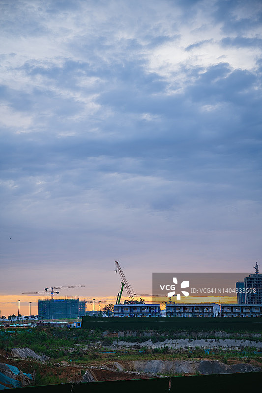 日出时的现代建筑图片素材