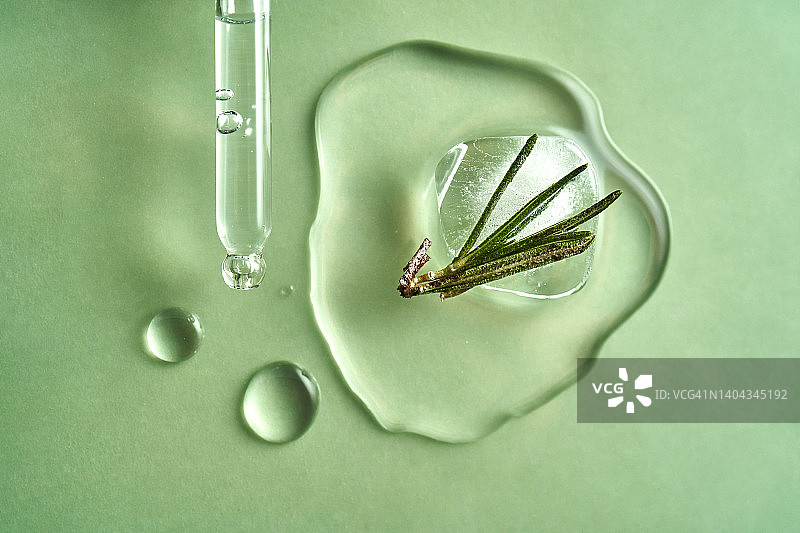 含迷迭香的融化冰块，完美展示含迷迭香成分的化妆品图片素材