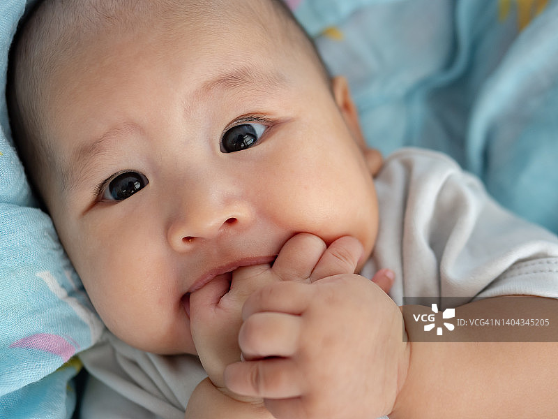 正在吮吸手指的女婴图片素材