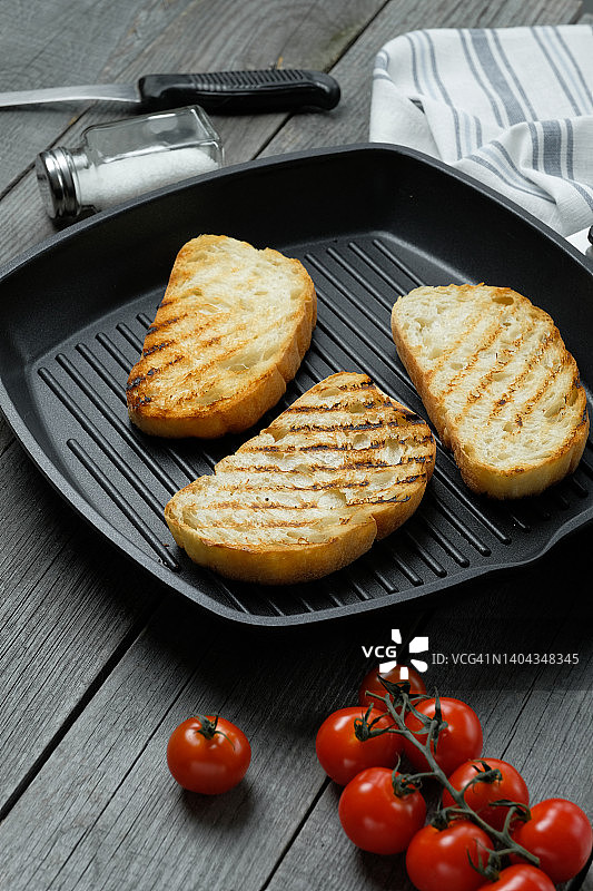 烤面包片，用于制作三明治，在烤盘中煎炸图片素材