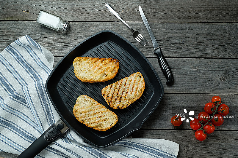 烤面包片，用于制作三明治，在烤盘中煎炸图片素材