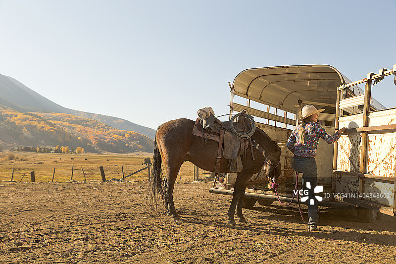 农业：女牛仔肖像图片素材