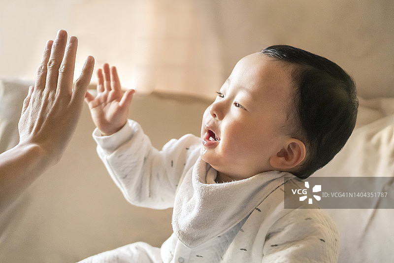 婴儿击掌图片素材