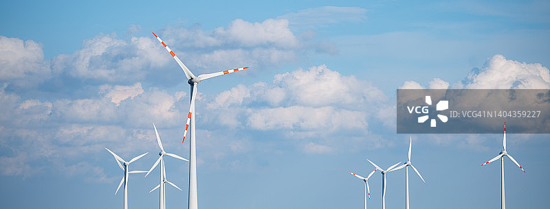 风力涡轮机和多云蓝天的特写。生态与可再生能源的概念。图片素材