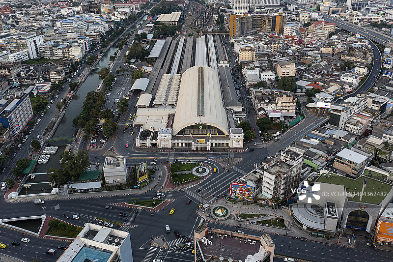泰国曼谷华南蓬火车站（曼谷站）：泰国国家铁路的历史地标图片素材