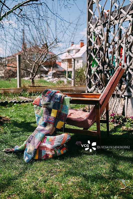 花园椅子上彩色手工编织毯竖版图片图片素材