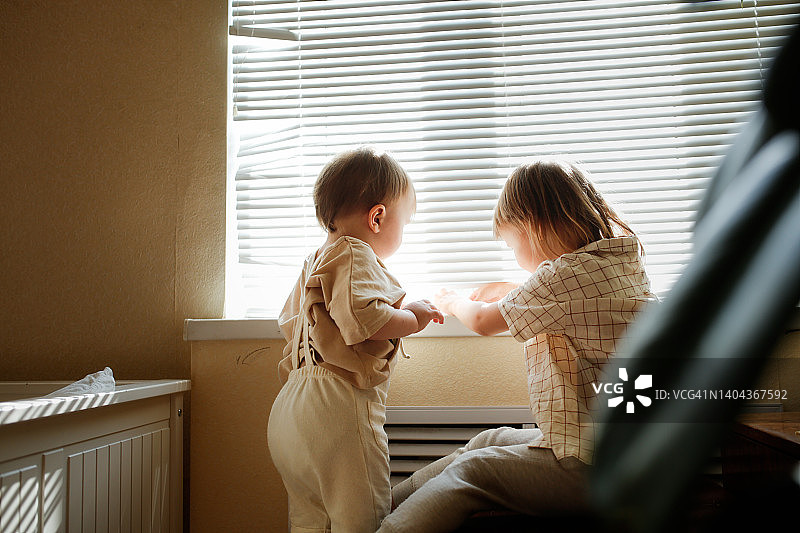 孩子们在窗边图片素材