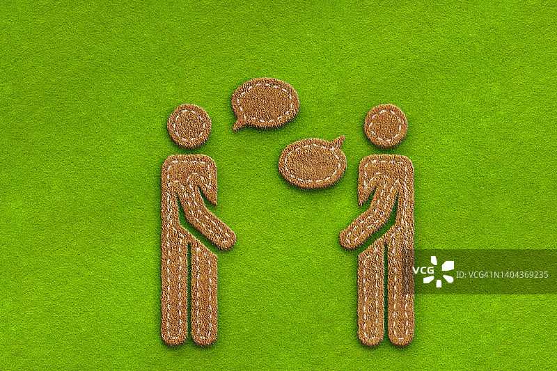 人们在毛毡背景上用对话气泡交谈图片素材