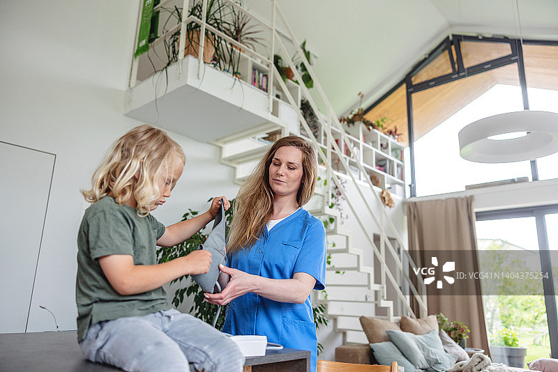 护士在家为儿童测量血压图片素材